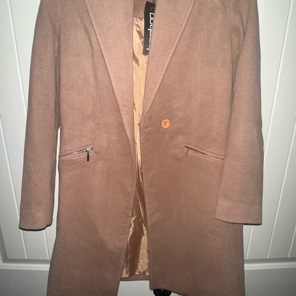 Chic Tan Coat with Zipper Pockets